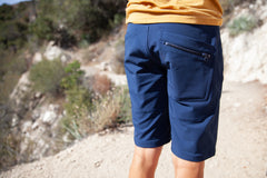 Rear pocketing of the TRANSVERSE regular shorts in blue